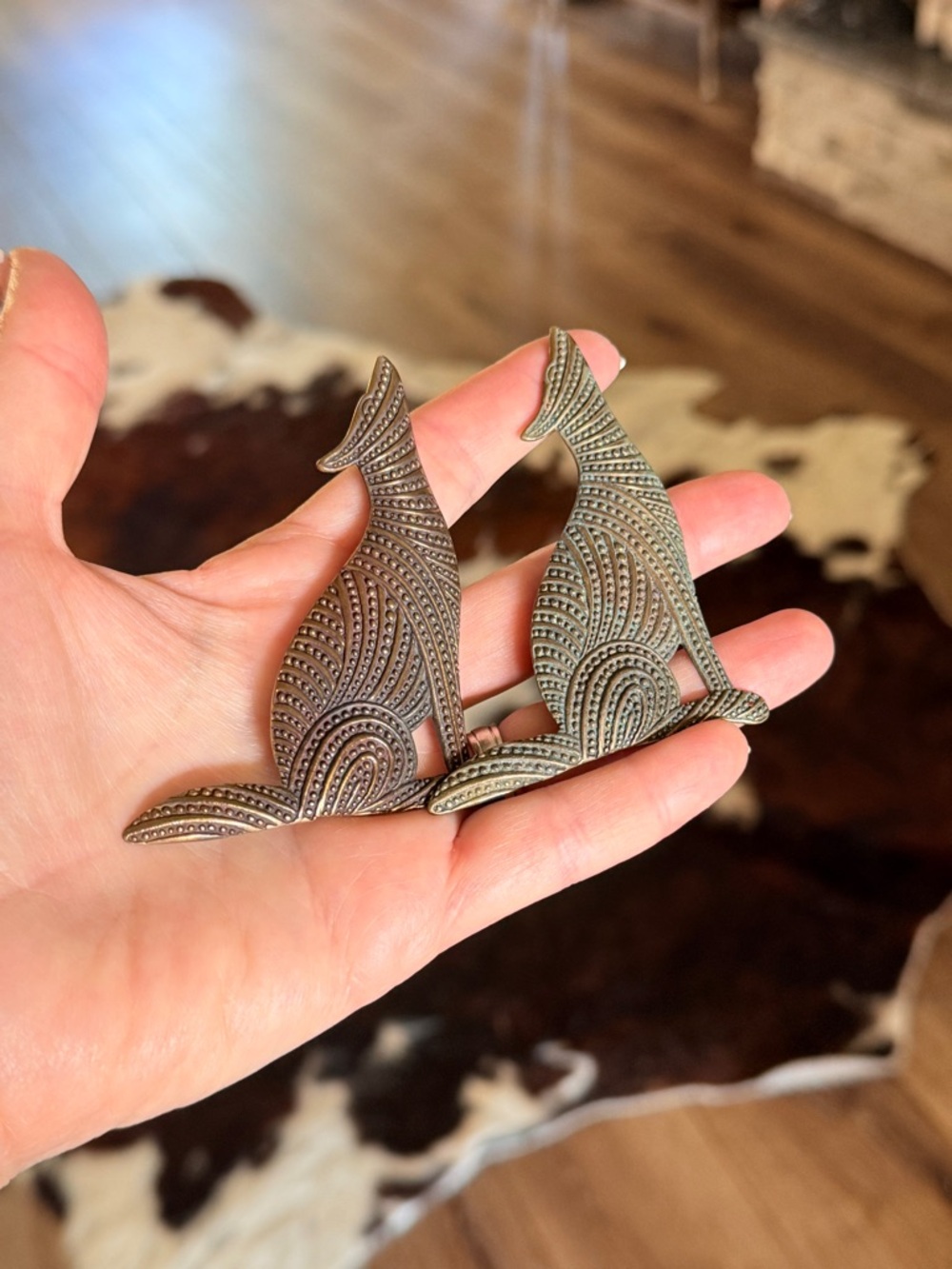 Vintage Pair of Bronze Howling Coyotes/Wolves - Picture 9 of 14